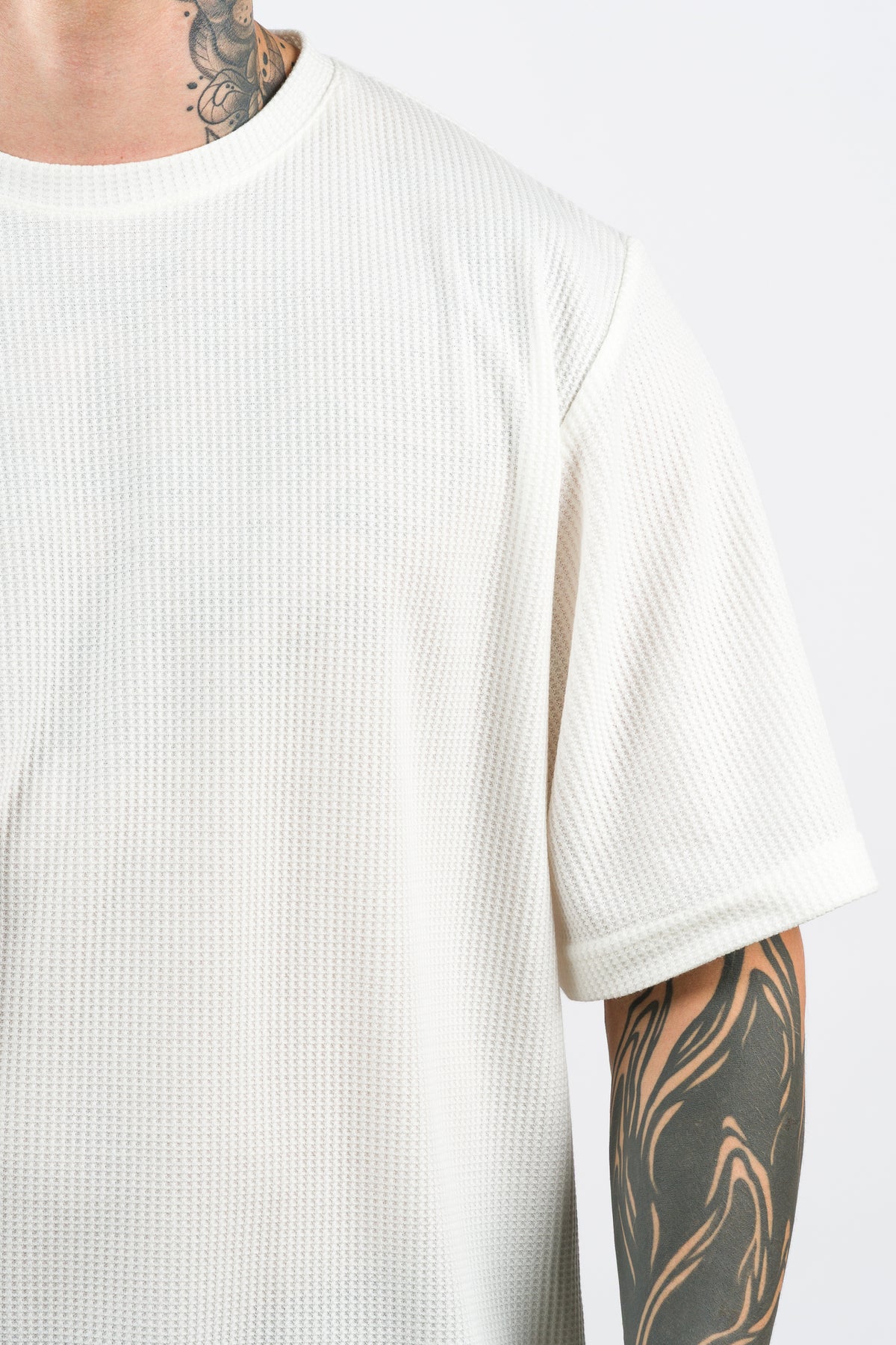 T-Shirt Over Text Q blanco hueso