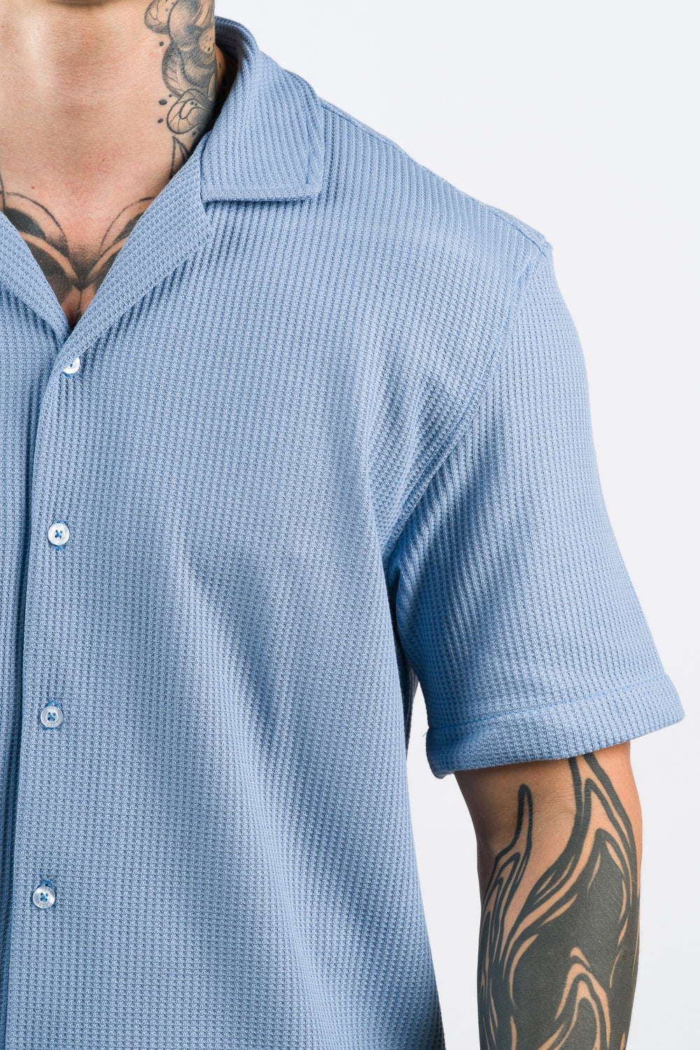 Camisa Text Q Celeste Pastel