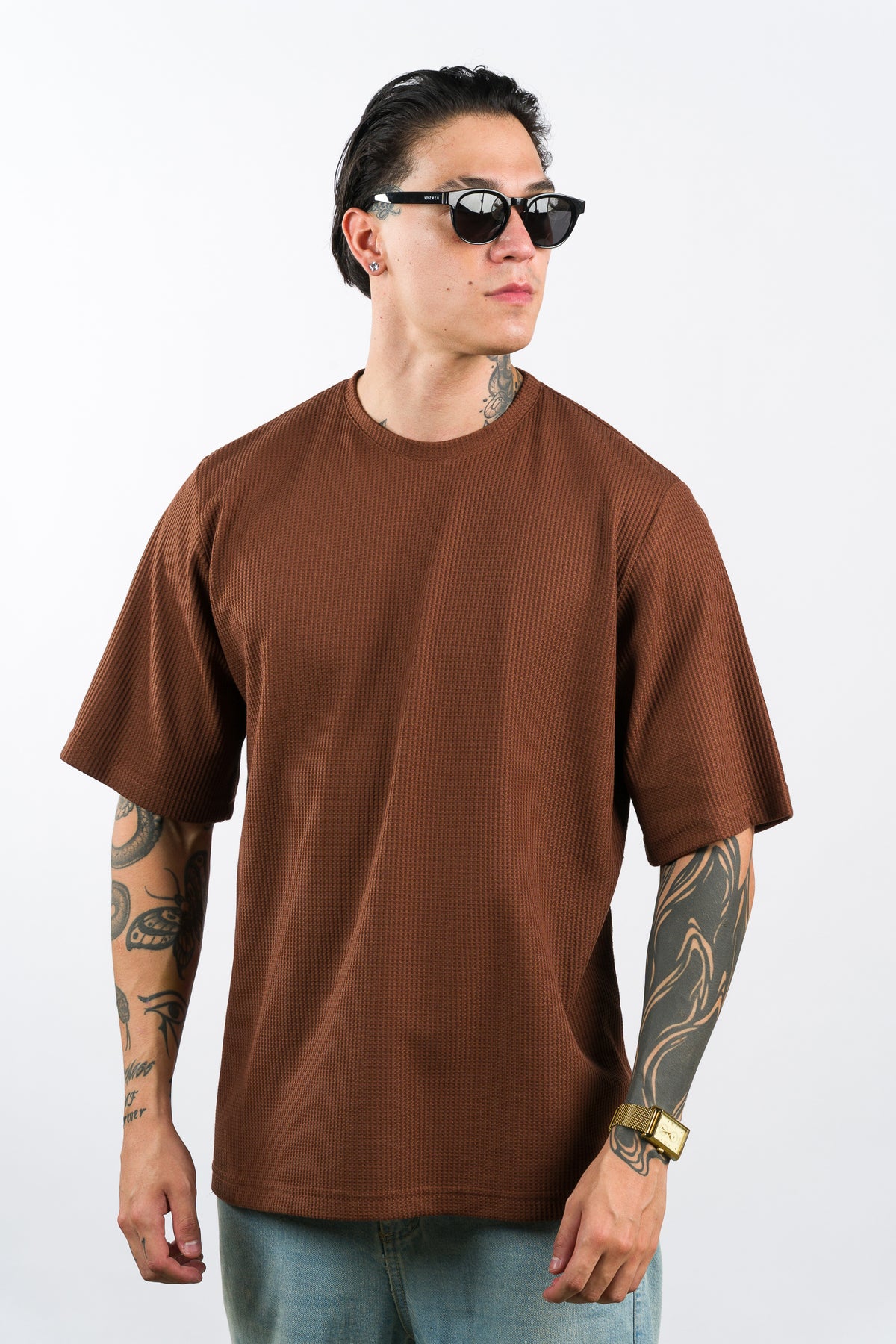 T-Shirt Over Text Q cafe oscuro
