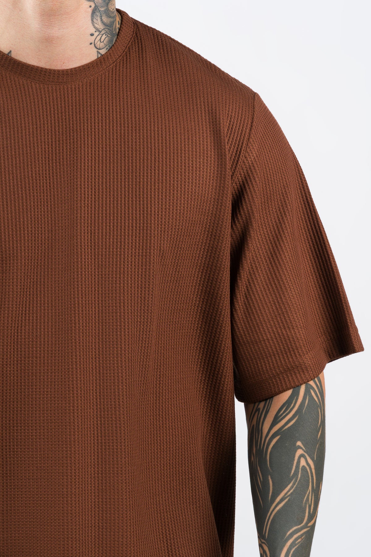 T-Shirt Over Text Q cafe oscuro