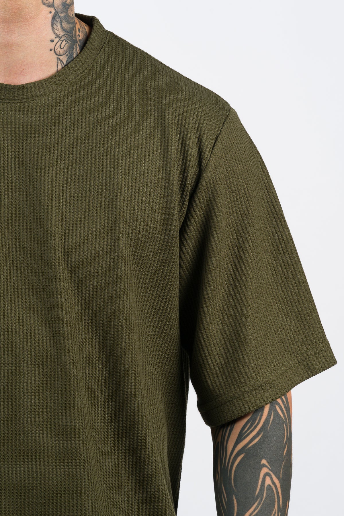 T-Shirt Over Text Q verde Musgo