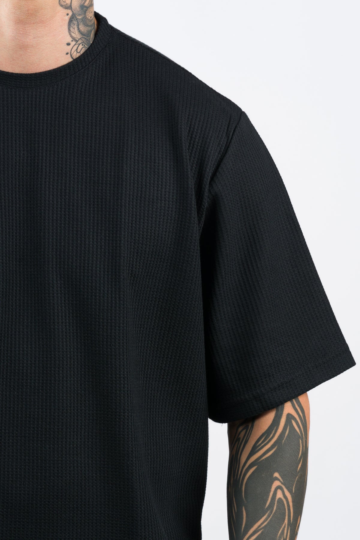 T-Shirt Over Text Q Negro